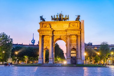İtalyan kenti Milano 'da Arco della Pace' in günbatımı görünümü