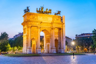 İtalyan kenti Milano 'da Arco della Pace' in günbatımı görünümü