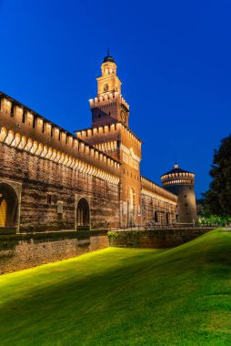 İtalya, Milano 'daki Castello Sforzesco' nun gece manzarası