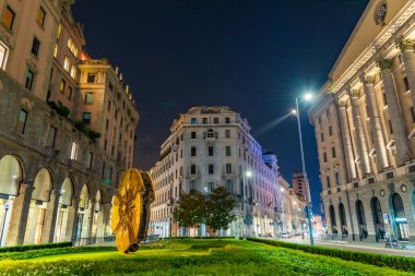 İtalya, Milano 'daki Piazza Filippo Meda' nın gece manzarası
