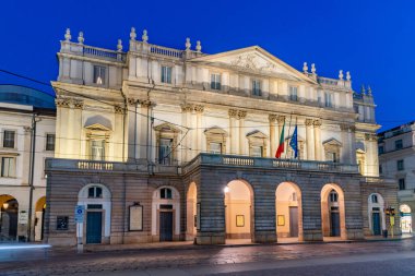 İtalya, Milano 'daki Teatro alla Scala' nın gece manzarası