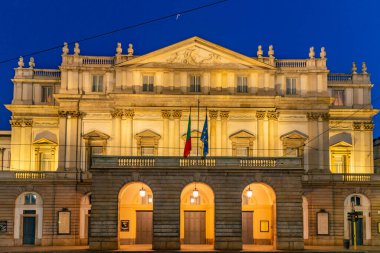 İtalya, Milano 'daki Teatro alla Scala' nın gece manzarası