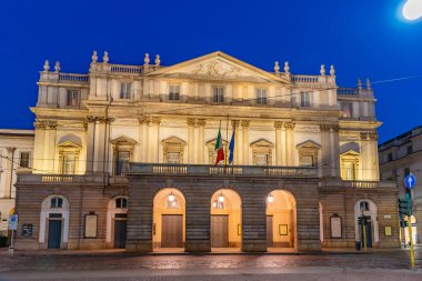 İtalya, Milano 'daki Teatro alla Scala' nın gece manzarası