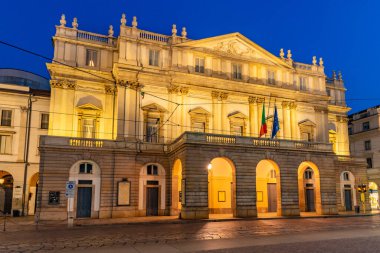İtalya, Milano 'daki Teatro alla Scala' nın gece manzarası
