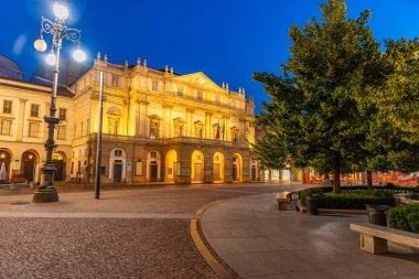 İtalya, Milano 'daki Teatro alla Scala' nın gece manzarası