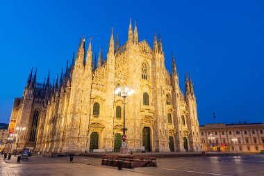 İtalya 'nın Milano kentindeki Duomo katedralinin gece manzarası