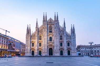 İtalya 'nın Milano kentindeki Duomo katedralinin gece manzarası