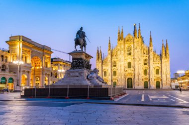 İtalya, Milano 'daki Piazza Duomo' nun gece manzarası