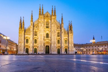 İtalya 'nın Milano kentindeki Duomo katedralinin gece manzarası
