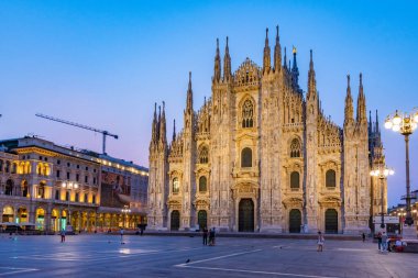 İtalya 'nın Milano kentindeki Duomo katedralinin gece manzarası