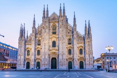 İtalya 'nın Milano kentindeki Duomo katedralinin gece manzarası