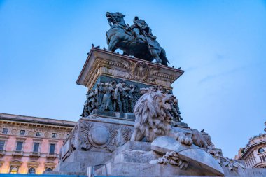 İtalya 'nın başkenti Milano' da Kral II. Vittorio Emanuele 'nin Gece Manzarası