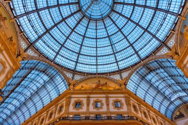 İtalya, Milano 'daki Galleria Vittorio Emanuele II' de Cupola.