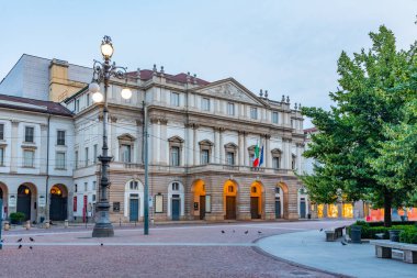 İtalya, Milano 'daki Teatro alla Scala' nın gün batımı manzarası