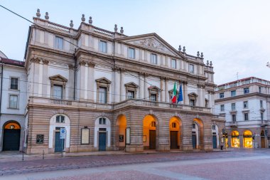 İtalya, Milano 'daki Teatro alla Scala' nın gün batımı manzarası
