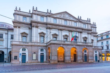 İtalya, Milano 'daki Teatro alla Scala' nın gün batımı manzarası