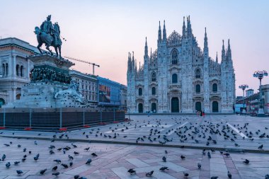 Milano 'daki Duomo Katedrali' nin gündoğumu sahnesi Kral II. Vittorio Emanuele 'nin heykelinin arkasında görüldü.