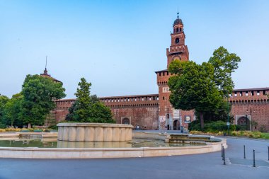 İtalya 'nın Milano kentindeki Castello Sforzesco' nun önündeki bir çeşmenin gün doğumu manzarası