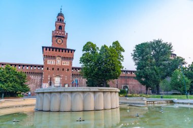 İtalya 'nın Milano kentindeki Castello Sforzesco' nun önündeki bir çeşmenin gün doğumu manzarası