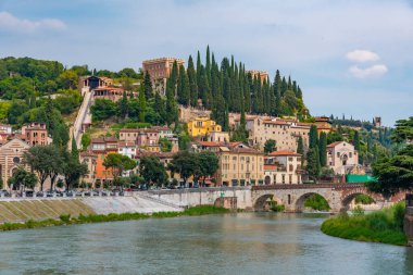 İtalya, Verona 'da Adige nehrine bakan Castel San Pietro
