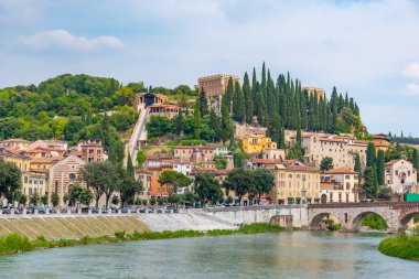 İtalya, Verona 'da Adige nehrine bakan Castel San Pietro