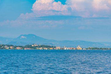 Lago di Garda 'daki Sirmione kasabası İtalya' daki Desenzano del Garda 'dan