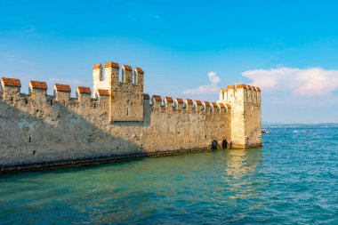 İtalya 'daki Lago di Garda Sirmione Kalesi
