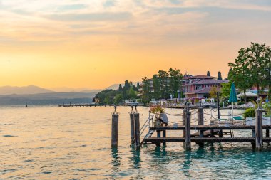 İtalya 'daki Lago di Garda gölündeki Sirmione kasabasında yıkanıyorlar.