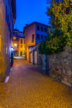 Gece Sirmione 'de Dar Sokak, İtalya