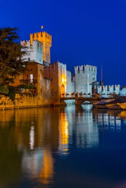 İtalya 'daki Lago di Garda Sirmione kalesinin gece manzarası.