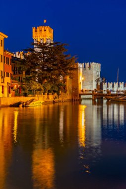 İtalya 'daki Lago di Garda Sirmione kalesinin gece manzarası.