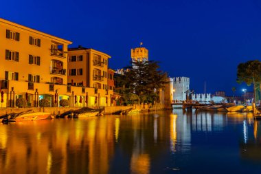 İtalya 'daki Lago di Garda Sirmione kalesinin gece manzarası.