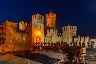 İtalya 'daki Lago di Garda Sirmione kalesinin gece manzarası.