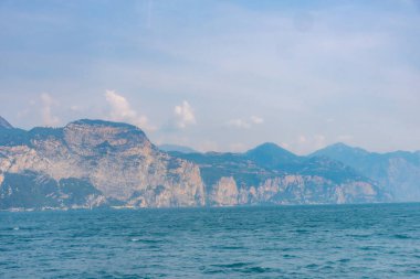 İtalya 'daki Lago di Garda' da kayalıklar