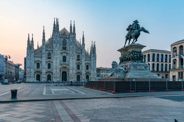 Cena Nascer Sol Catedral Duomo Milão Vista Por Trás Estátua — Fotografia de Stock