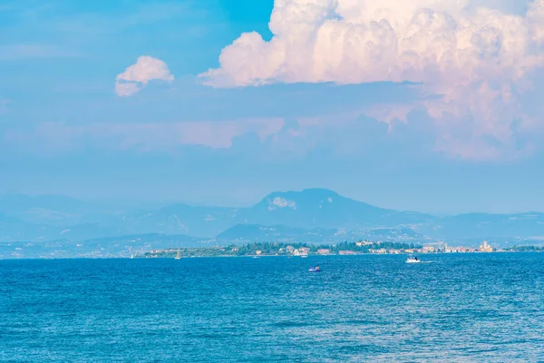 Ciudad Sirmione Lago Garda Vista Desde Desenzano Del Garda Italia — Foto de Stock