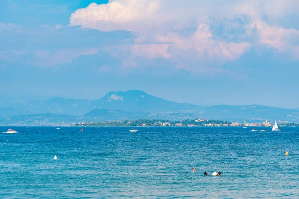 Sirmione Város Lago Garda Kilátással Desenzano Del Garda Olaszországban — Stock Fotó