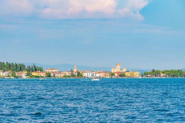 Sirmione Πόλη Στο Lago Garda Θέα Από Desenzano Del Garda — Φωτογραφία Αρχείου
