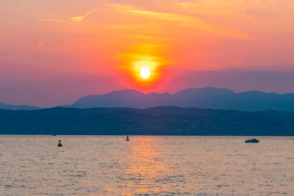 Západ Slunce Nad Lago Garda Města Sirmione Itálii — Stock fotografie
