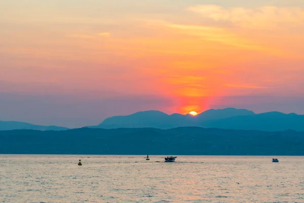 Západ Slunce Nad Lago Garda Města Sirmione Itálii — Stock fotografie
