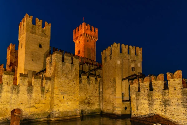 Vista Nocturna Del Castillo Sirmione Lago Garda Italia —  Fotos de Stock