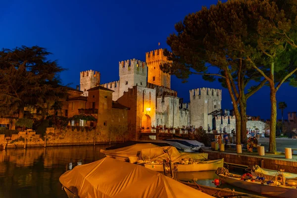 Vista Nocturna Del Castillo Sirmione Lago Garda Italia — Foto de Stock