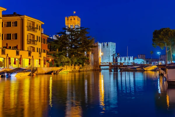 イタリアのラーゴ ガルダのシルミオーネ城の夜景 — ストック写真