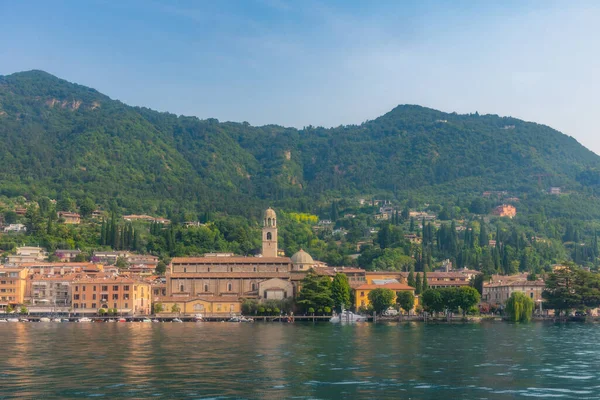 イタリアのサロの湖畔遊歩道 — ストック写真