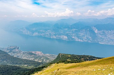 İtalya 'daki Monte Baldo' dan Malcesine 'in hava görüntüsü
