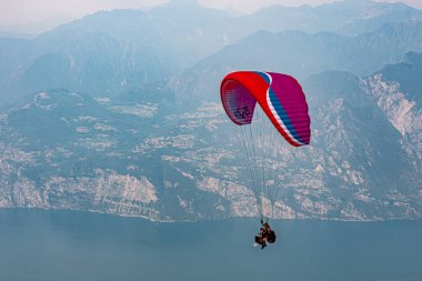 İtalya 'da lago di Garda üzerinde uçan paraglider