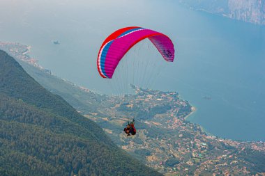 İtalya 'da lago di Garda üzerinde uçan paraglider