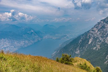 İtalya, Monte Baldo 'dan Riva del Garda' nın bulutlu manzarası