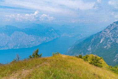 İtalya, Monte Baldo 'dan Riva del Garda' nın bulutlu manzarası