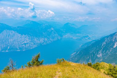 İtalya, Monte Baldo 'dan Riva del Garda' nın bulutlu manzarası